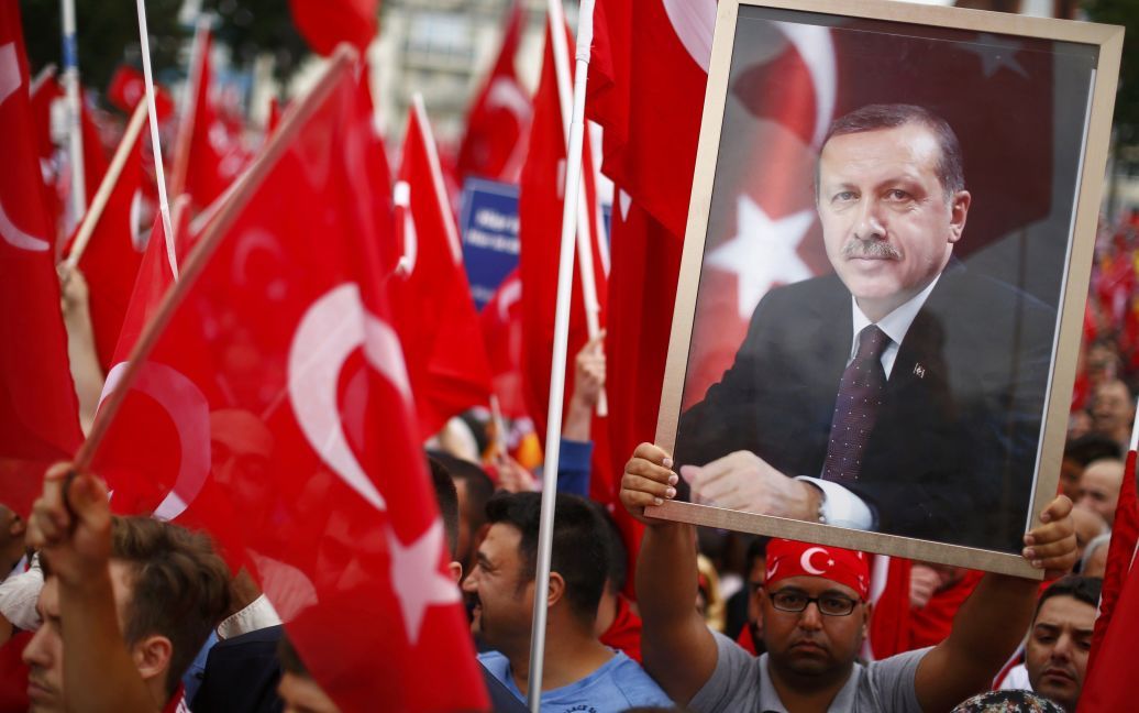 На акцію підтримки Ердогана вийшли 20 тисяч людей. / © Reuters