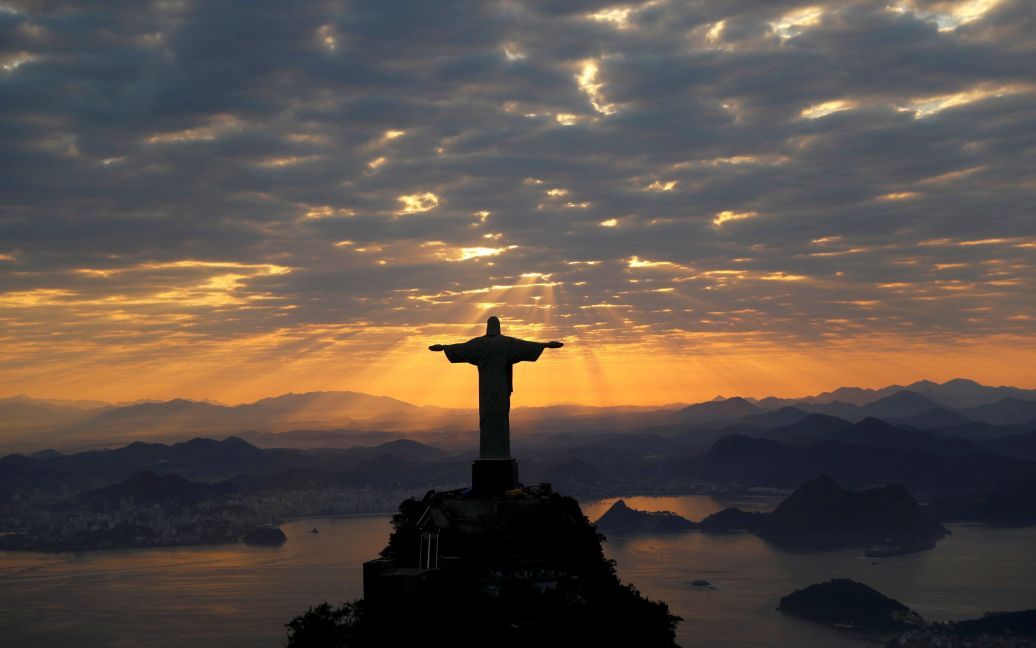 2 серпня, Бразилія. Статуя Христа-Спасителя у Ріо-де-Жанейро в проміннях ранкового сонця. / © Reuters