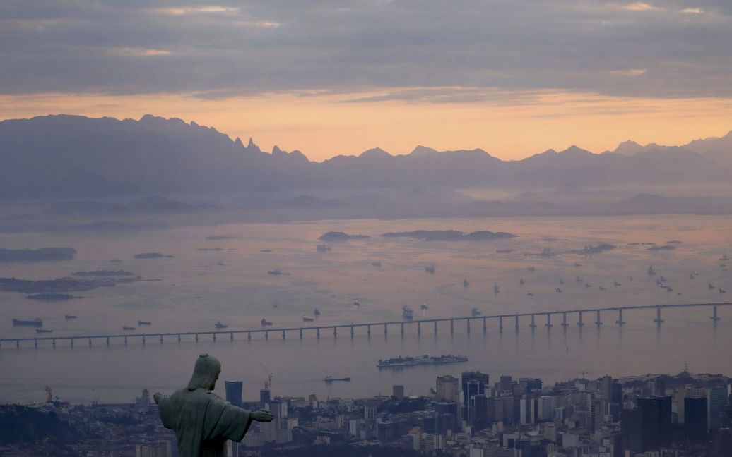 2 серпня, Бразилія. Статуя Христа-Спасителя у Ріо-де-Жанейро в проміннях ранкового сонця. / © Reuters
