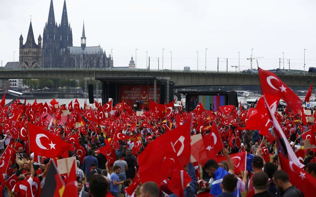 На акцію підтримки Ердогана вийшли 20 тисяч людей. / © Reuters