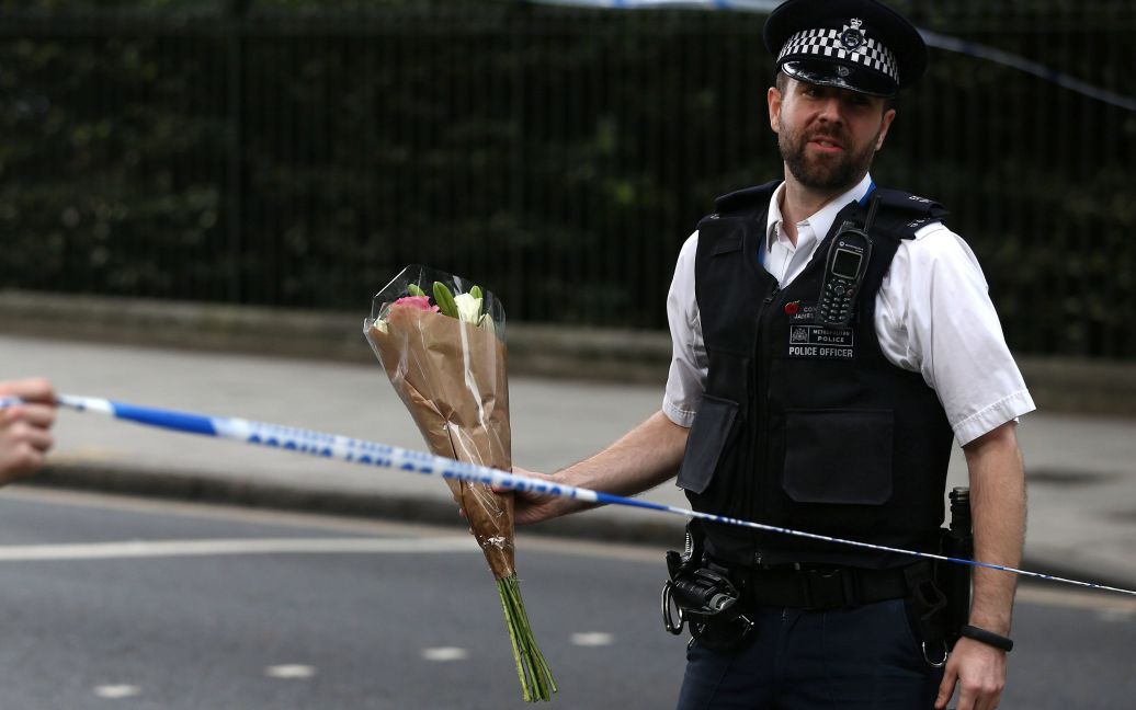 Поліцейський несе квіти на місце атаки на Рассел-Сквер / © Reuters