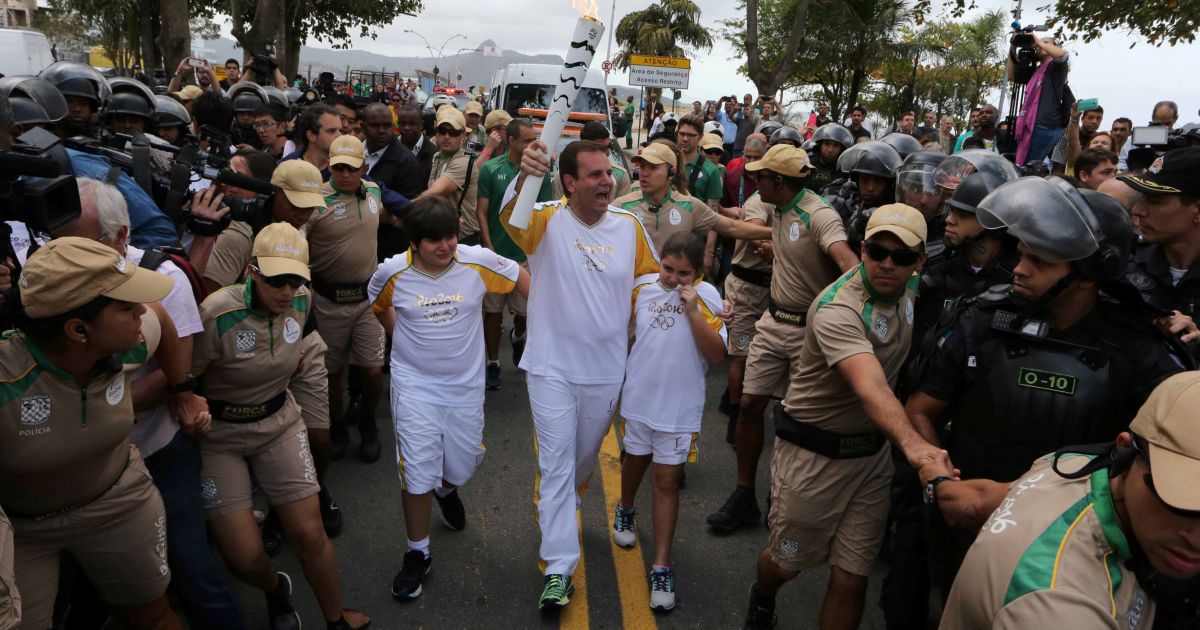 В день открытия Олимпиады Рио-де-Жанейро патрулируют 80 тысяч силовиков и бронетехника