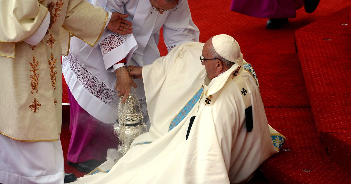 Папа Римский объяснил свое падение во время многолюдной мессы в Польше
