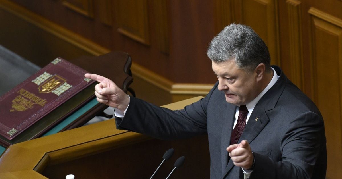 Порошенко натякнув телеканалам на добровільну українізацію