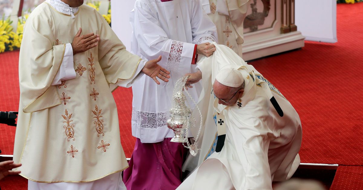 Папа Римський упав під час святкової меси на очах у десятків тисяч католиків