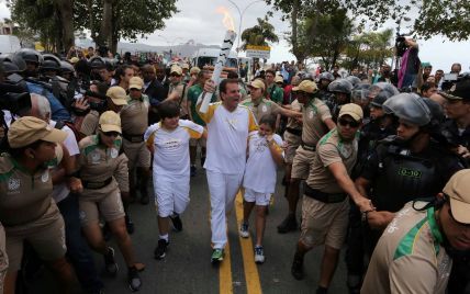 Бразильські протестувальники зіпсували церемонію ввезення Олімпійського вогню в Ріо