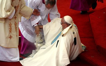 Папа Римський пояснив своє падіння під час велелюдної меси в Польщі