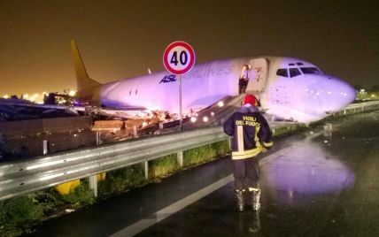 В Італії літак при приземленні пробив стіну аеропорту та зупинився посеред шосе