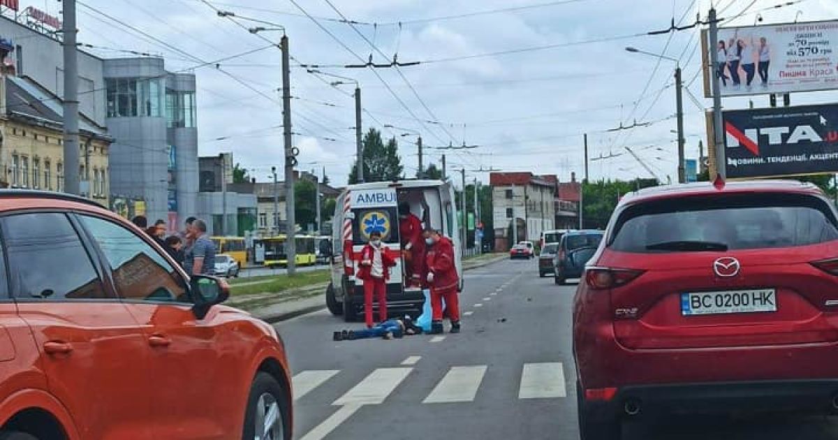 Йшов пішохідним переходом: у Львові біля залізничного вокзалу на смерть збили чоловіка (фото)