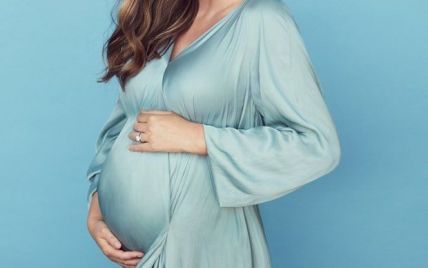 На останніх тижнях вагітності Міранда Керр показала чималий животик у ніжній фотосесії
