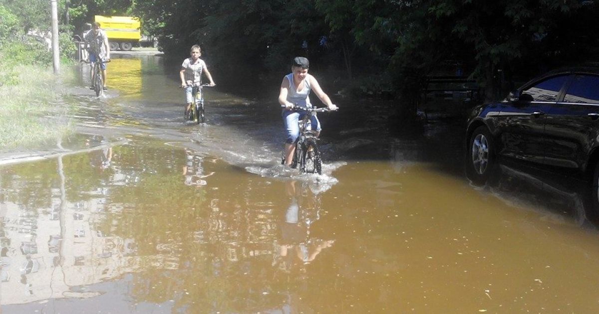 Двор на Оболони залило водой / © Оболонь