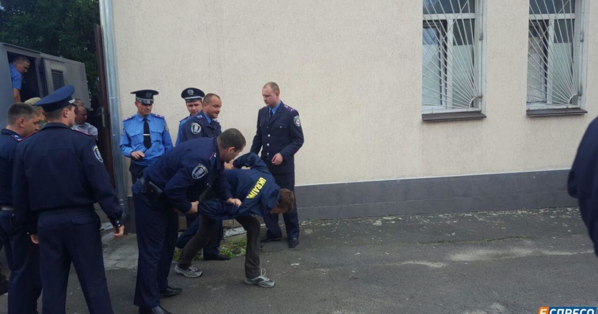 В Киеве в здание суда пытались ворваться три десятка мужчин