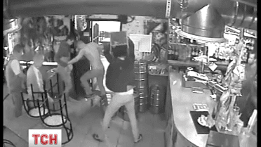 В кафе Києва на очах у правоохоронців молодики по-звірячому побили хлопця