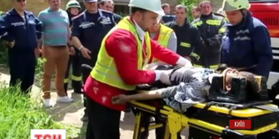 На околиці Києва хлопець опинився під завалами старої будівлі