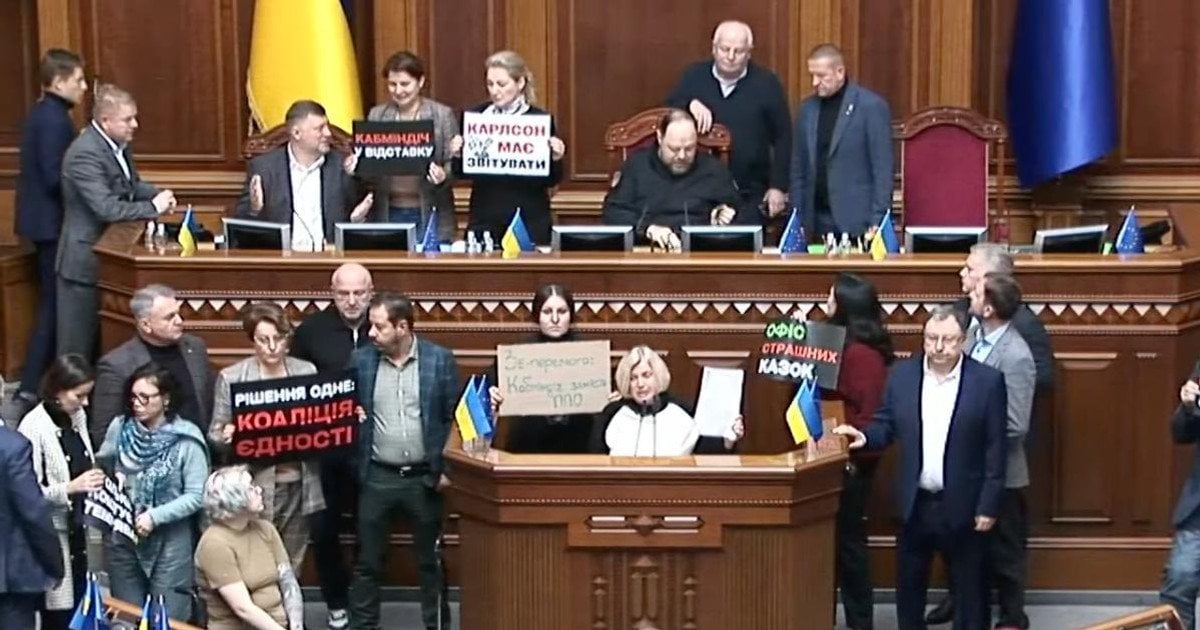 Депутаты блокируют Верховную Раду