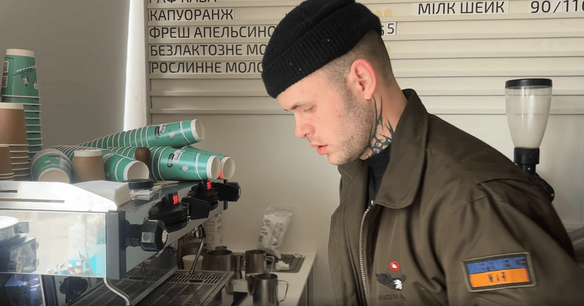 Бариста Денис варить каву після нічного обстрілу Києва