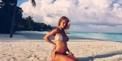 Теперь официально: Рози Хантингтон-Уайтли похвасталась беременным животом в бикини