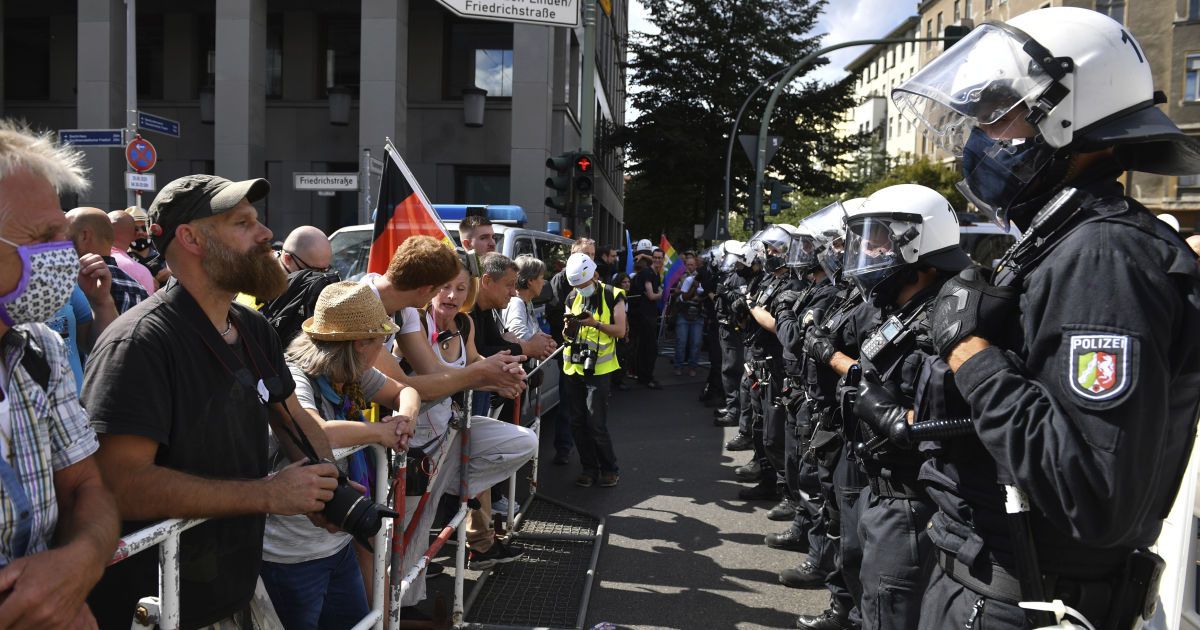 У Берліні протестувальники проти карантинних обмежень штурмували Рейхстаг