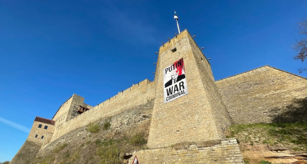 Естонці 9 Травня потролили росіян плакатом з Путіним. Фото: Дмитро Федоткін/ERR. / © 