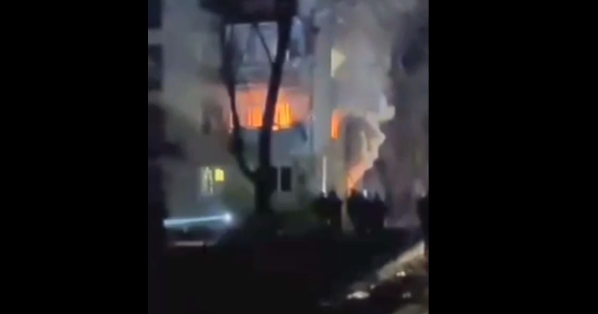 Российская ракета попала в жилой дом в Чернигове, вызвав пожар: видео
