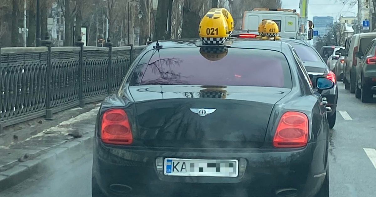 На дорогах Києва помітили таксі Bentley: скільки коштує задоволення (фото)