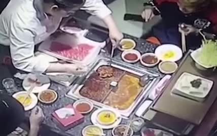 У Китаї гарячий суп вибухнув через запальничку і оббризкав відвідувачів