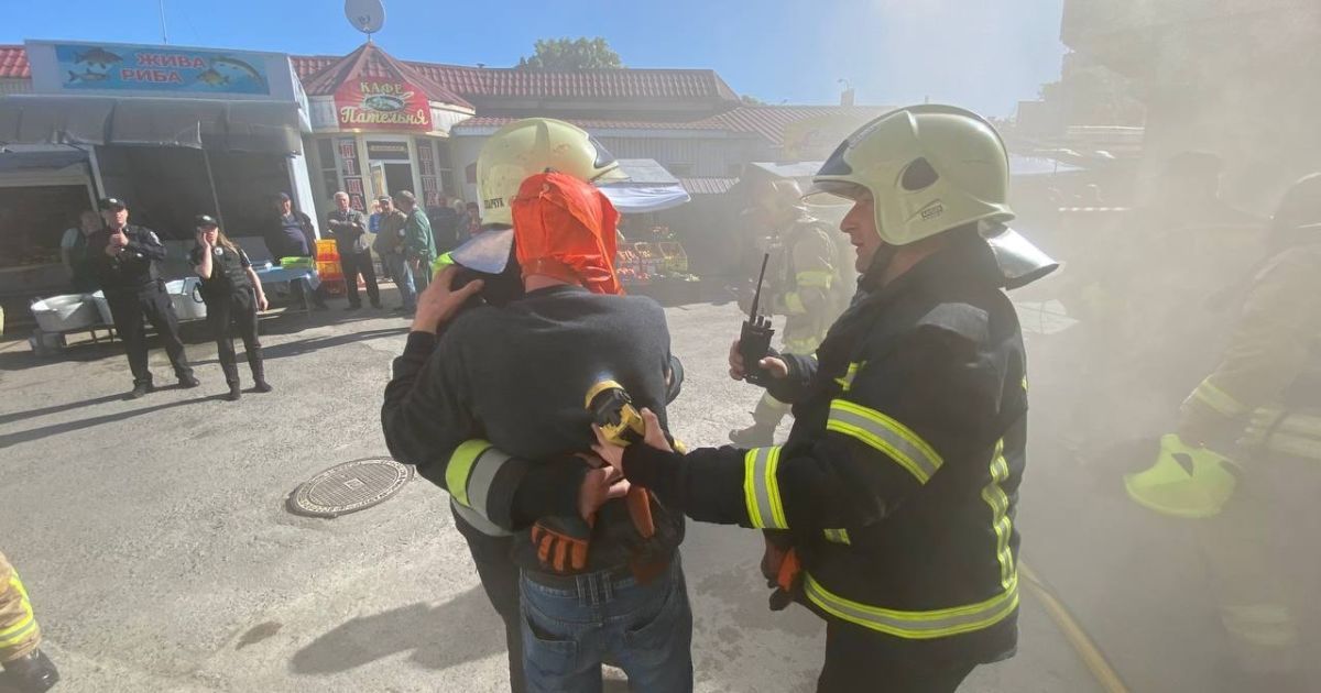 Пожежа на центральному ринку у Рівному, фото / ДСНС