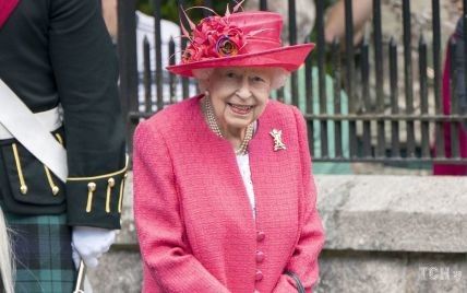 В розовом пальто и с улыбкой: королеву Елизавету II торжественно приветствовали на каникулах в Балморале