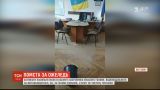 Житомирские активисты насыпали песок в кабинете заместителя городского головы