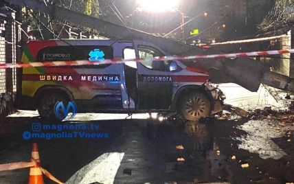 В Киевской области водитель "скорой" влетел в электроопору: бетонный столб упал на автомобиль, есть пострадавшие