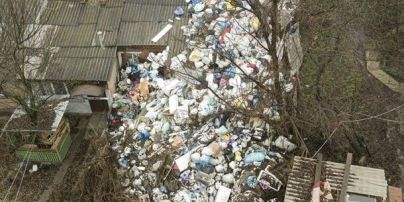 Збирала сміття 10 років: у Полтаві жінка перетворила подвір'я на звалище і "розводить" щурів та мух