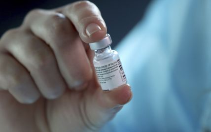 Израиль первым в мире одобрил массовое прививание третьей дозой COVID-вакцины Pfizer