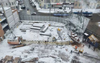 В центре Харькова на вагончик с рабочими упал строительный кран