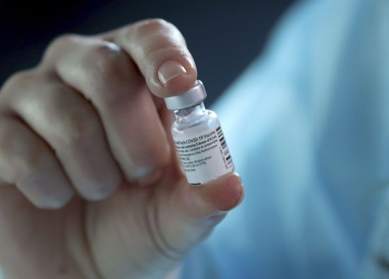 Дослідження показало, наскільки ефективні дві дози Pfizer або AstraZeneca проти штаму "Дельта"