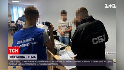 "Бізнес" повз чергу: митники за хабарі в доларах напропускали через кордон 40 тисяч авто