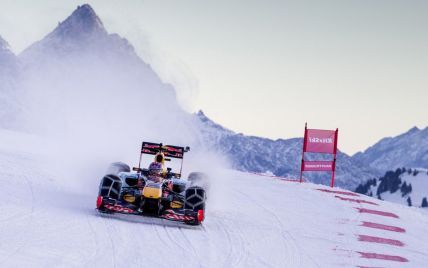 Болид "Формулы-1" прокатился по горнолыжной трассе (видео)