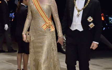 Вся в золоті і діамантових сережках: ефектна королева Матильда на бенкеті у імператора