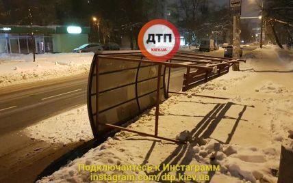 У Солом'янському районі Києва перекинулась зупинка громадського транспорту