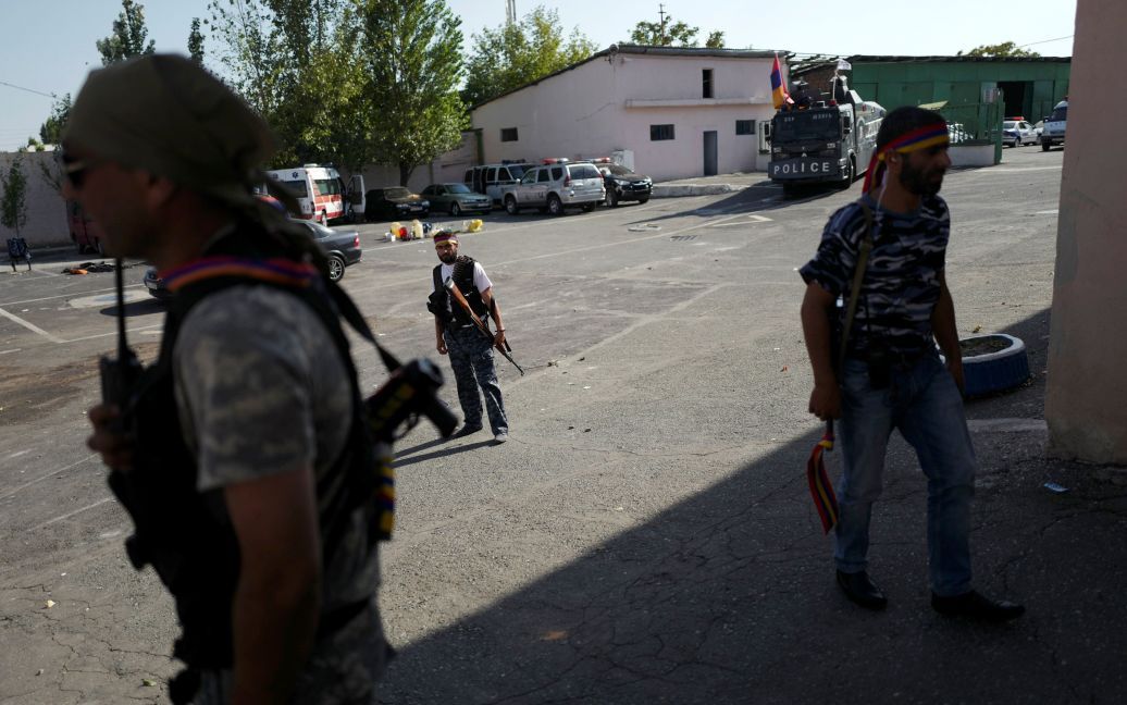 Опозиціонери відпустили усіх заручників, але продовжують займати захоплений поліцейський відділок. / © Reuters