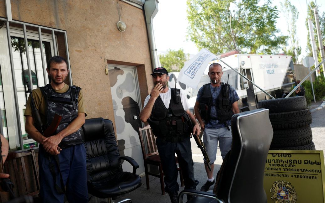 Оппозиционеры отпустили всех заложников, но продолжают удерживать захваченный полицейский участок. / © Reuters