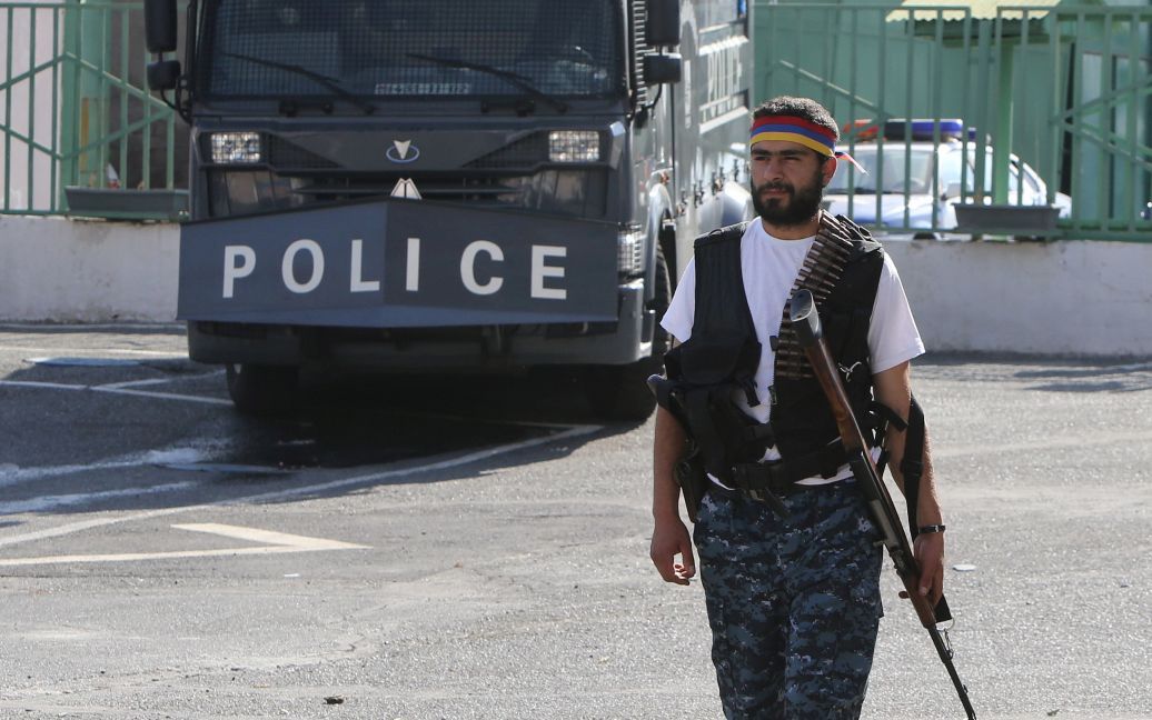 Опозиціонери відпустили усіх заручників, але продовжують займати захоплений поліцейський відділок. / © Reuters