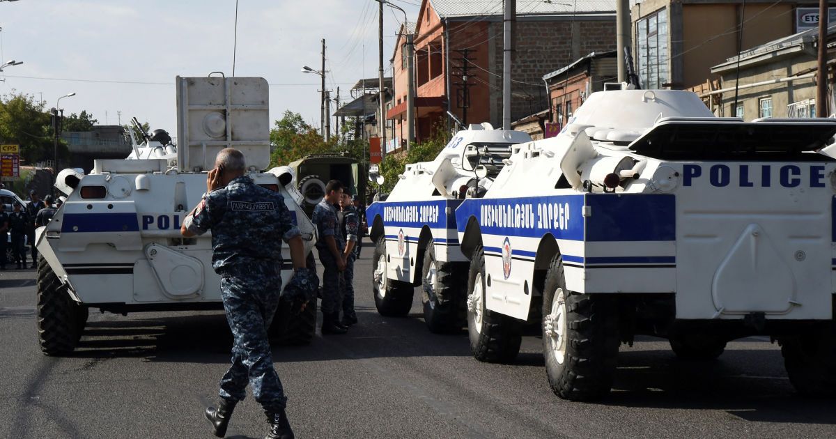 Із захопленого відділку поліції в Єревані звільнили двох заручників