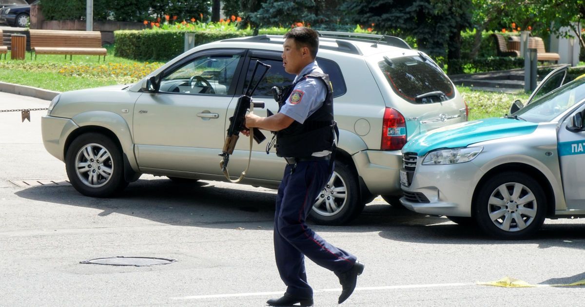Президент Казахстану назвав стрілянину в Алмати терактом