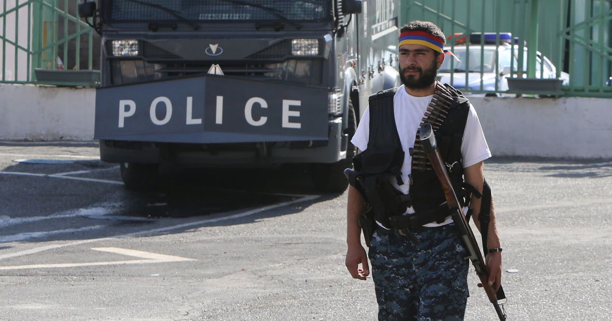 В Ереване радикалы в захваченном полицейском участке взяли в заложники врачей