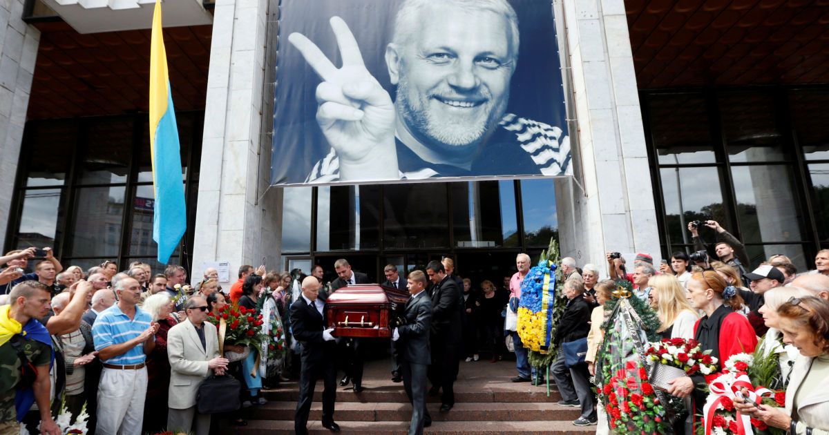 Під оплески й у вишиванках. У Мінську поховали журналіста Павла Шеремета