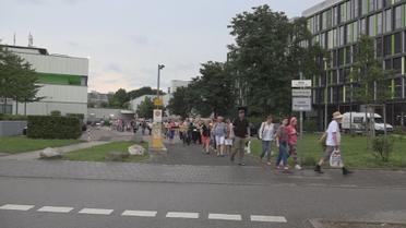 Евакуація відвідувачів торгівельного центру, в якому сталася стрілянина. / © Reuters