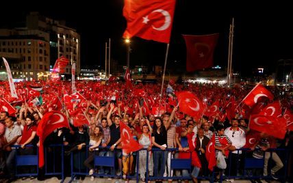 В Турции отстранили от работы почти 13 тысяч полицейских
