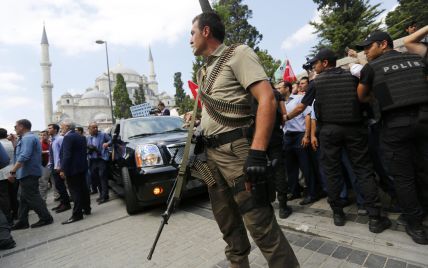 В Анкарі невідомий у військовій формі почав стрілянину біля будівлі суду