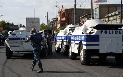 У Єревані із захопленого поліцейського відділку випустили одного заручника