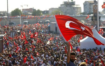 Влада Туреччини закрила понад 130 ЗМІ через путч
